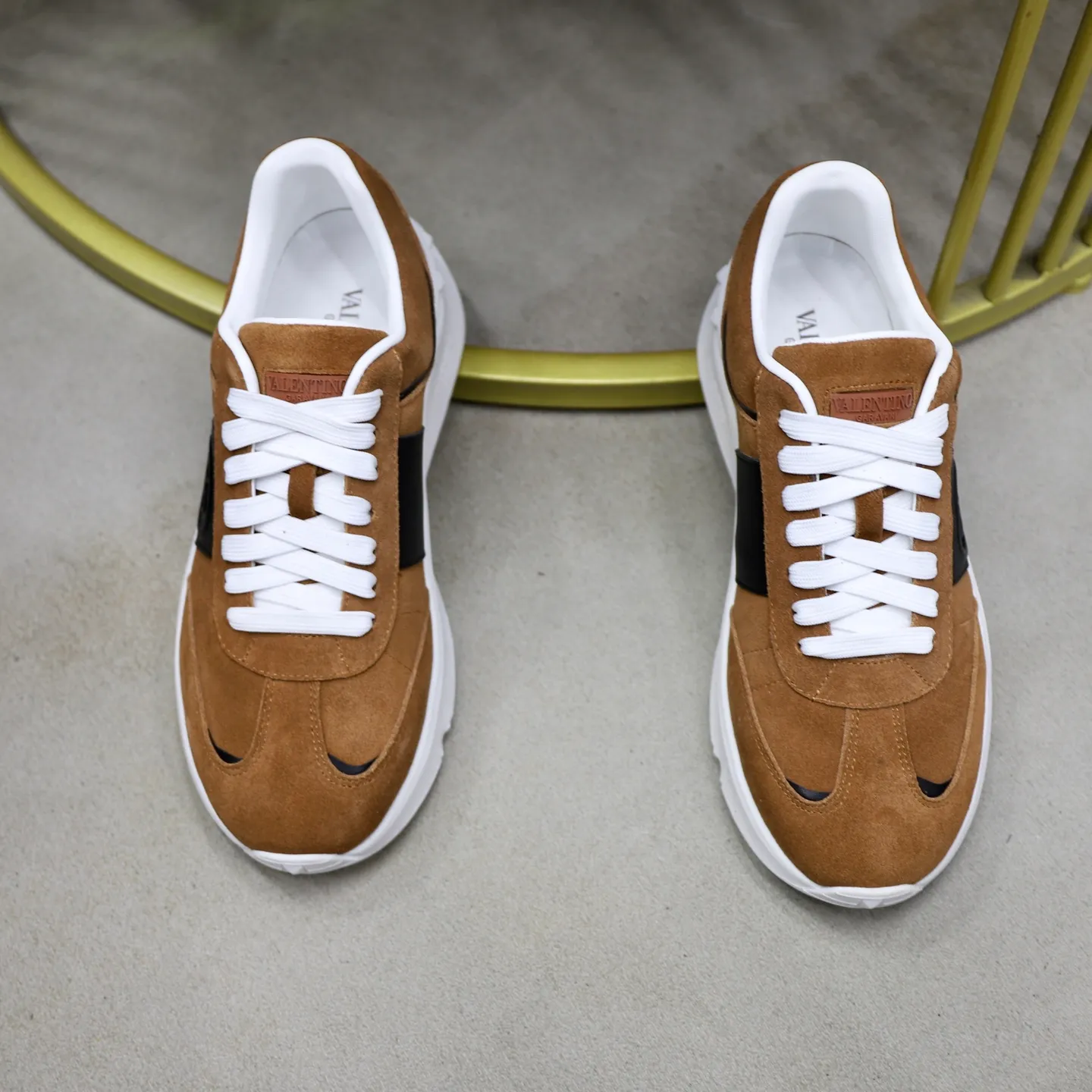 Ex-factory price: 440💰VALENTINO/Valentino Men's latest low-top thick-soled sports shoes are shipped. Made with heavy industry, men's fine casual sports shoes, versatile style. Original leather, rubber lines embellished with geometric segmented uppers, hand-sewn with precision, novel and fashionable style, rubber soles with rivet details on the front and back, VALENTINO GARAVANI LOGO printed on the side, and Valentino Garavani decorative inlay on the tongue. Logo, comfortable, breathable and durable on the feet! Comes with full original packaging! Code number: 38-39-40-41-42-43-44 (45 can be customized)